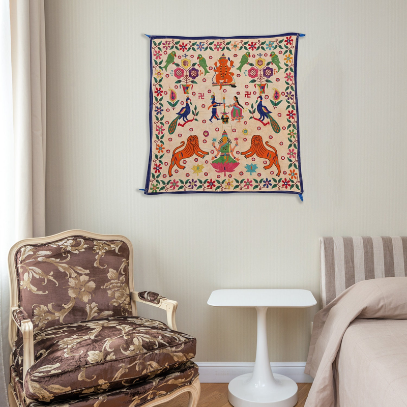 Draperie luxueuse avec des tentures murales florales et un miroir